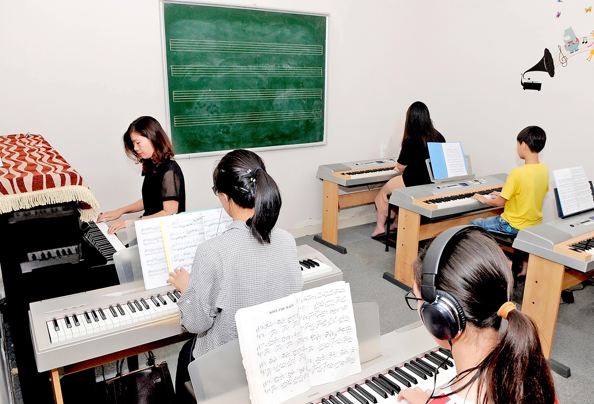 Lớp học đàn piano điện