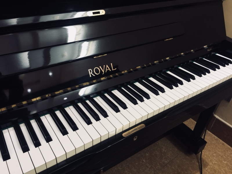 Piano R305 Royal